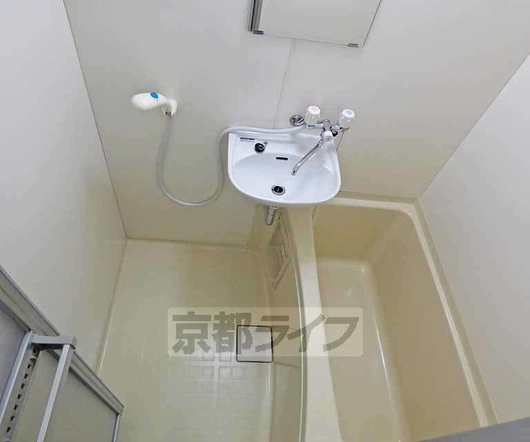 バス・シャワールーム　洗面所と一体となったバスルームです。