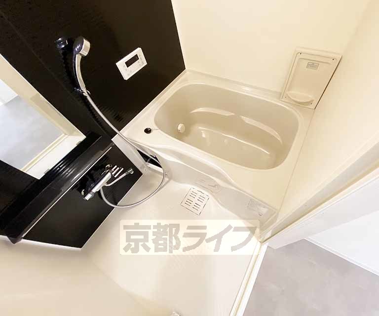 バス・シャワールーム　鏡のある便利なお風呂