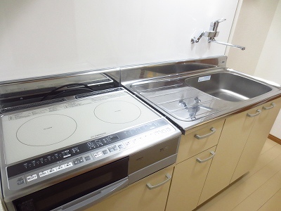 キッチン　２口IHクッキングヒーター付、シンク・調理台が広く使いやすい