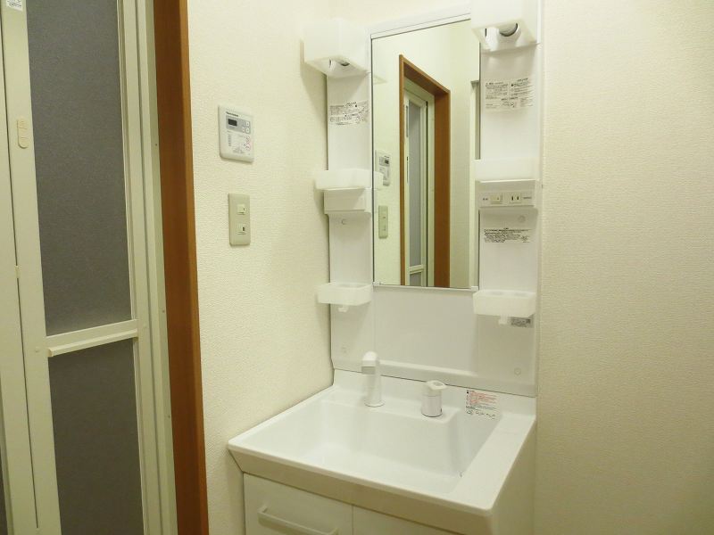 洗面設備　洗面所に独立洗面台（シャンプードレッサー）があります