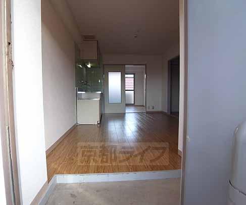 玄関　玄関が広いので下駄箱も置けます。