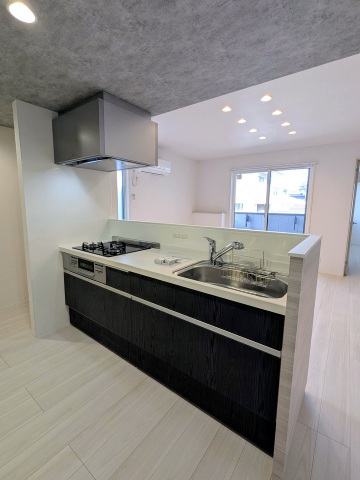 キッチン　3口ガスコンロとグリル付きシステムキッチン