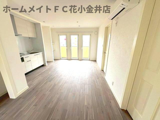 居室・リビング　清潔感のある内装　陽当たり良好