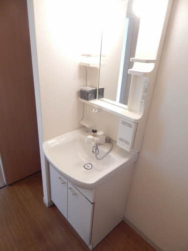 洗面設備　明るい洗面所です