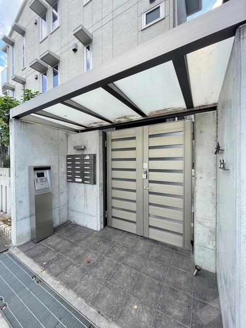 エントランス　オートロック付きで部外者シャットアウト♪