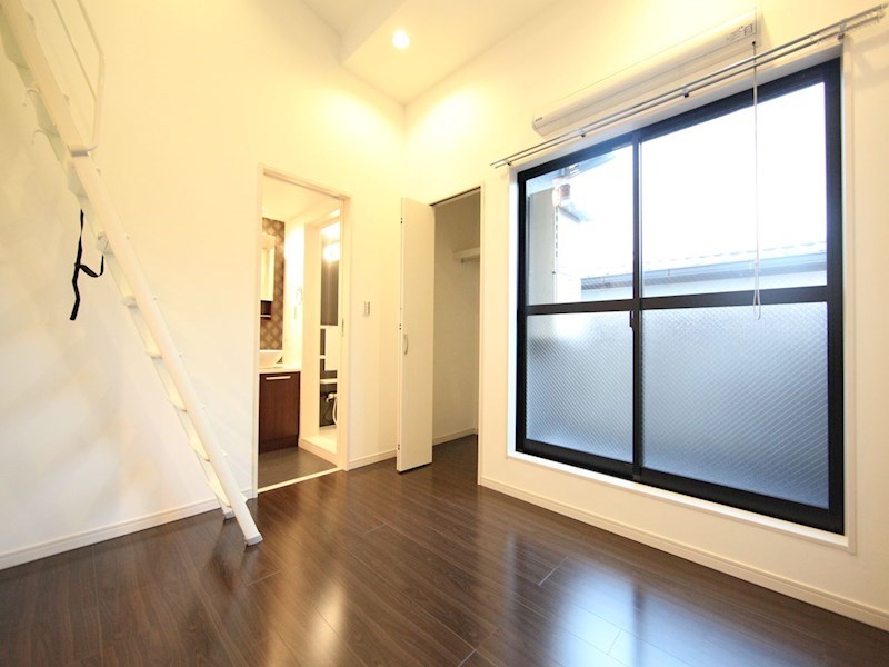 居室・リビング　洋室5帖　ロフト5.7帖（収納にも寝室にも使えます）