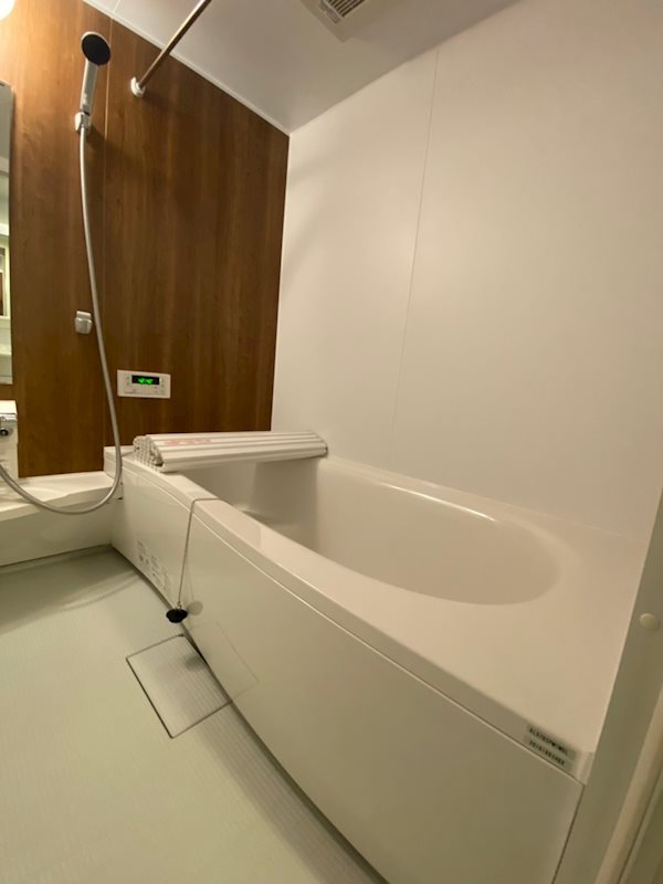 バス・シャワールーム　浴室乾燥機・追い焚き機能完備のお風呂です。