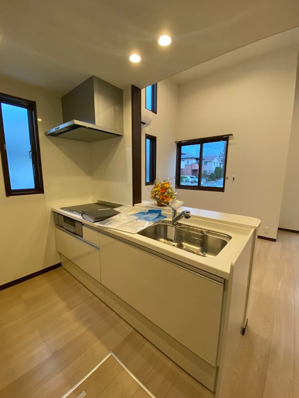 キッチン　グリル付き、掃除のしやすいIHコンロのシステムキッチン。