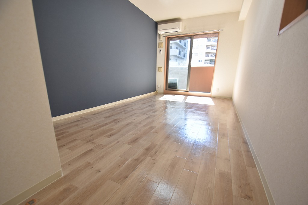 居室・リビング　広々洋室タイプです。暖かみのあるフローリングです