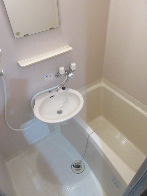 バス・シャワールーム　清潔感のある２点ユニット式バスルーム