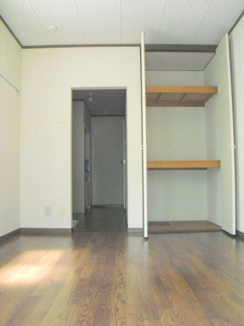 居室・リビング　すっきりとしたクッションフロアの洋室６帖