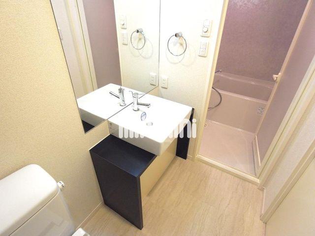 洗面設備　オシャレな洗面台です。