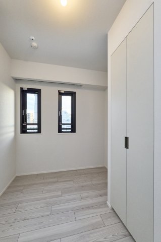 その他部屋・スペース　落ち着いた色調の寝室です