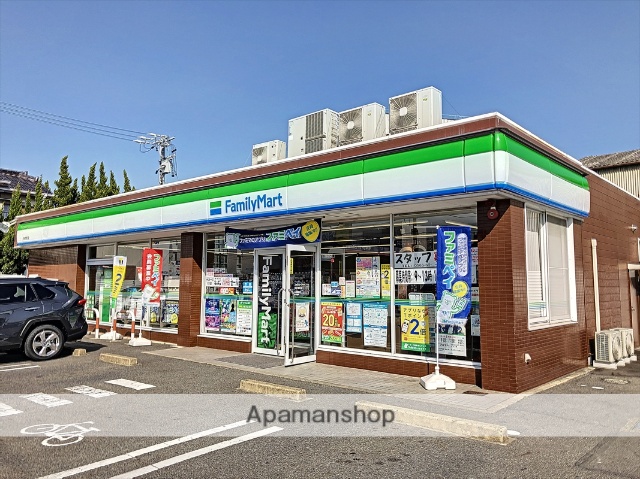 コンビニ　ファミリーマート（コンビニ）まで132m