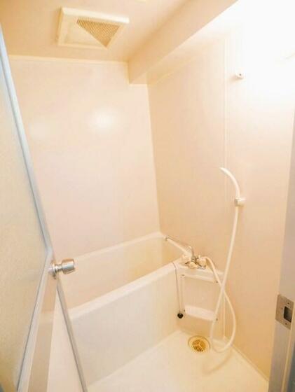 バス・シャワールーム　給湯はリモコンで温度設定　お湯のハンドル１本で適温が出ます。