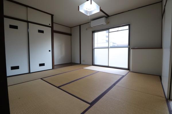 レインボーハウス有秋台西C31棟 倉庫付きの居間写真