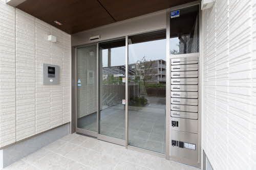 建物外観　安心オートロックと便利な宅配ボックス完備しております。