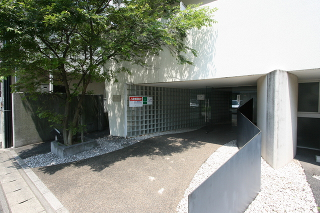 エントランス　四季を感じられる植栽