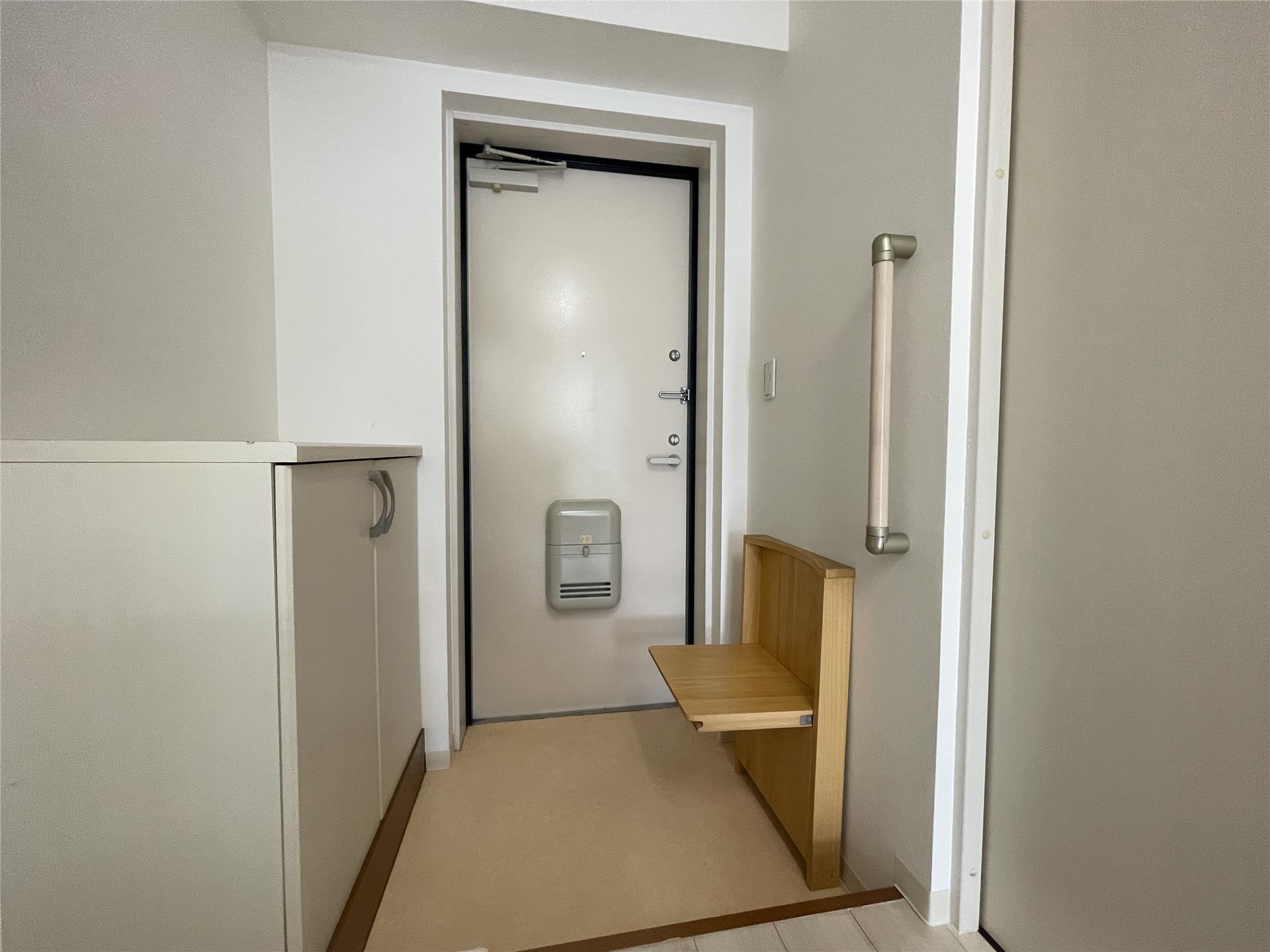 玄関　折り畳み式のイスが完備されている玄関♪