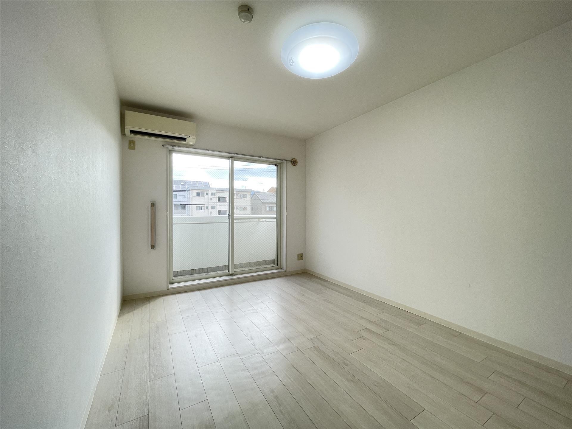 居室・リビング　快適に過ごせるエアコン付きの洋室8.18帖♪