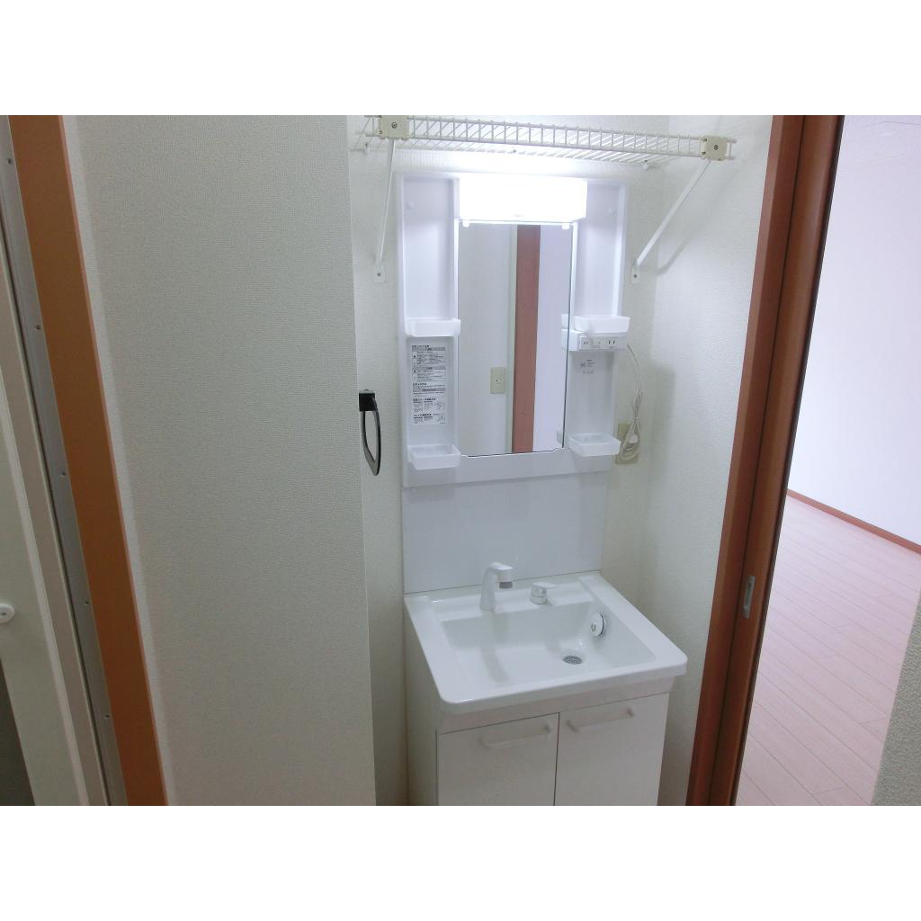 洗面設備　スペースが確保できる洗面所です