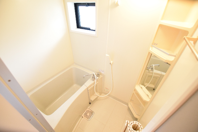 バス・シャワールーム　窓付きの浴室です☆