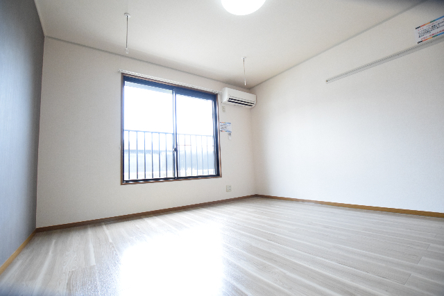 居室・リビング　８帖のフローリングのお部屋です☆