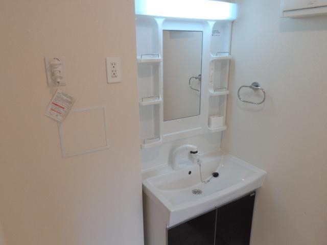 洗面設備　朝に便利なシャンプードレッサー完備です。