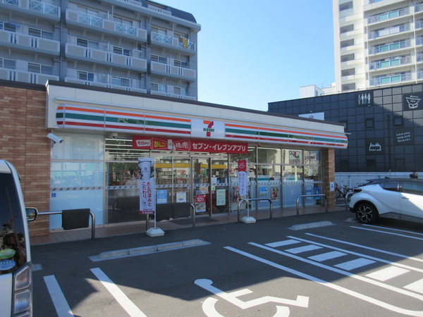 コンビニ　セブンイレブン高知桟橋通１丁目店（コンビニ）まで172m