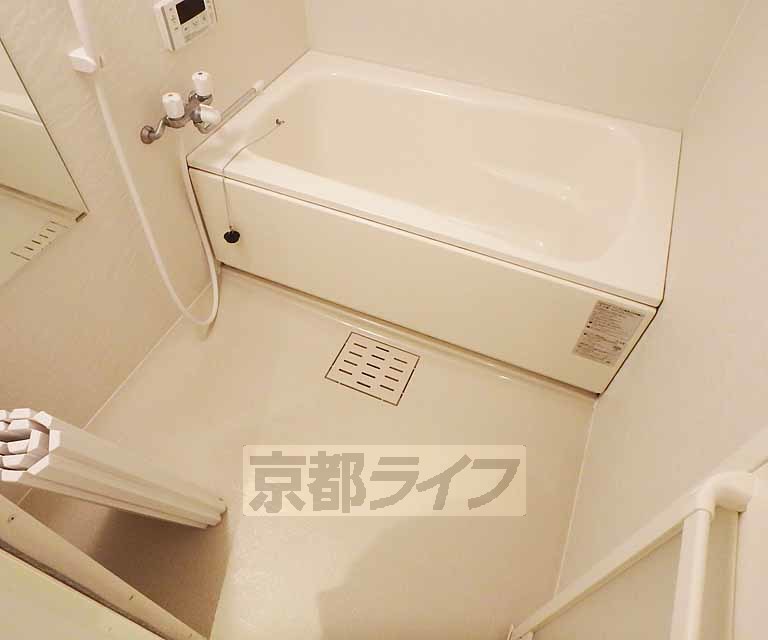 バス・シャワールーム　広々としたバスルーム。