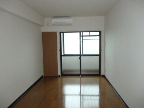 居室・リビング　室内