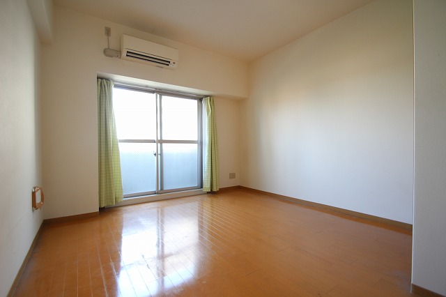 居室・リビング　同物件、別号室のものです。