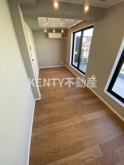 その他部屋・スペース　開放的な寝室です