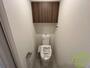 トイレ　トイレには温水洗浄便座がついています。上段に棚もありますね。