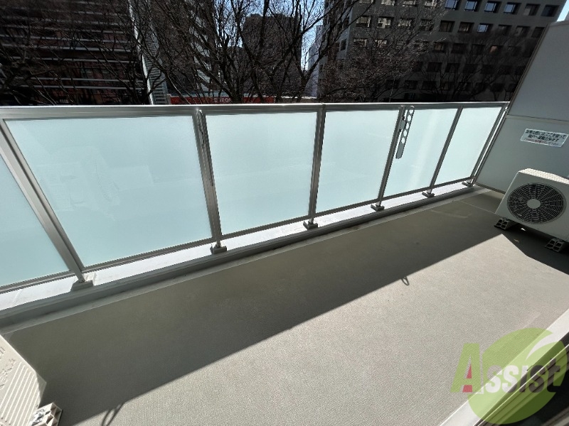 バルコニー　ベランダは洗濯物を干すのに十分な広さがございます。