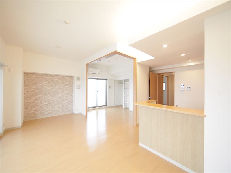 居室・リビング　ＬＤＫ18帖　洋室6.2帖　つなげても仕切っても使えます