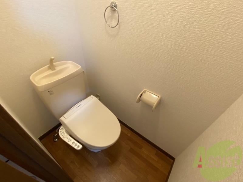 トイレ　温水洗浄付きの便座です。便利で使い勝手がいいですね。