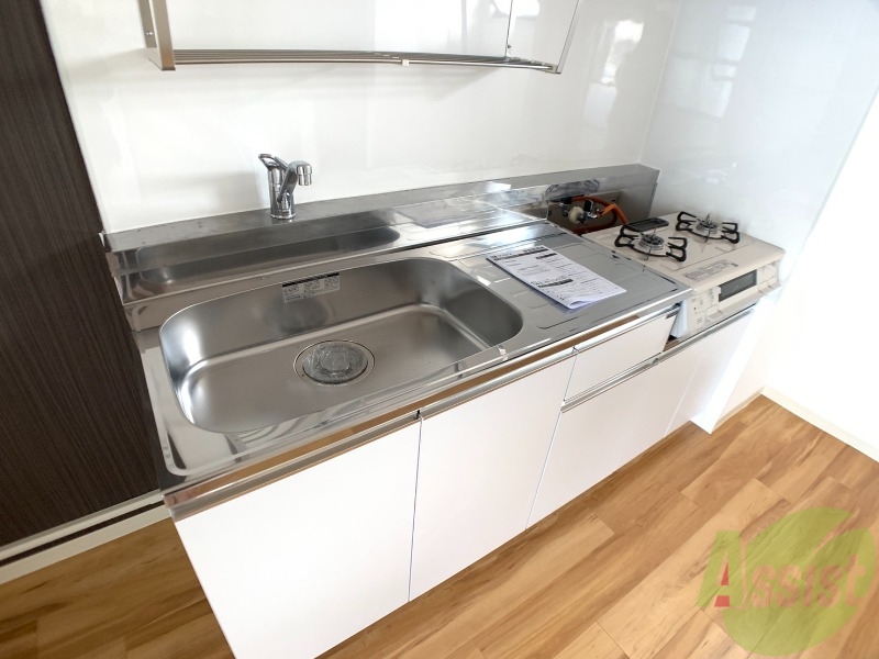 キッチン　シンプルで使いやすいキッチンです。下には収納もございます。