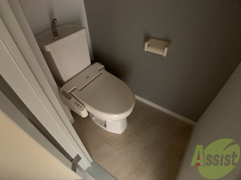 トイレ　温水洗浄付きの便座です。便利で使い勝手がいいですね。