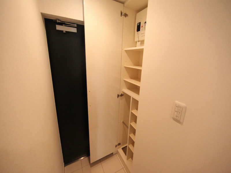 玄関　玄関　シューズボックス付（収納充実してます）