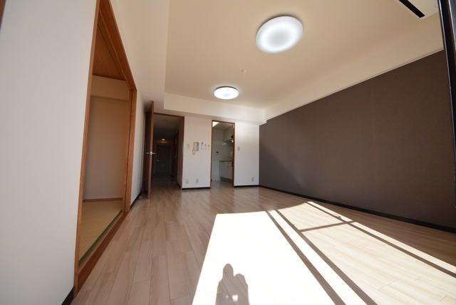 居室・リビング　★アクセントクロスがおしゃれなリビングです★