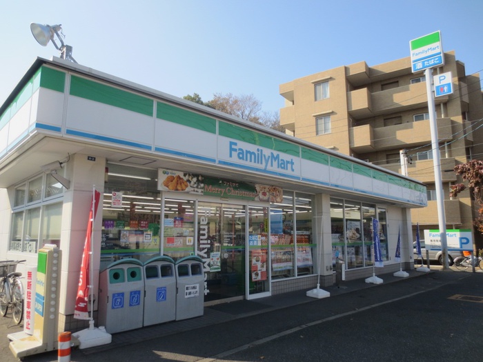 コンビニ　ファミリーマート（コンビニ）まで140m