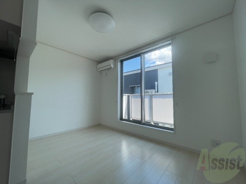 居室・リビング　８．３帖のリビングになります。明るくて綺麗なお部屋ですね