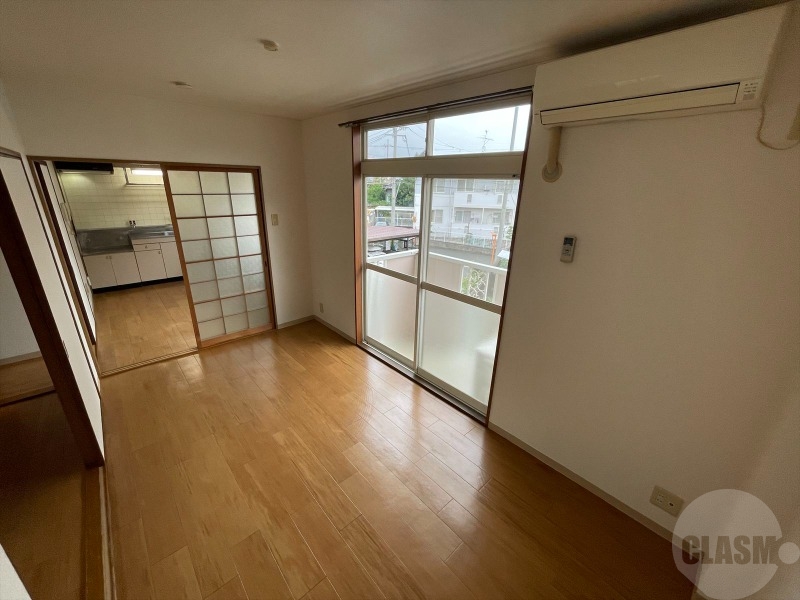 その他部屋・スペース　バルコニーにつながる５．５帖の洋室です