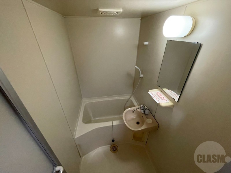 洗面設備　鏡付きの洗面台