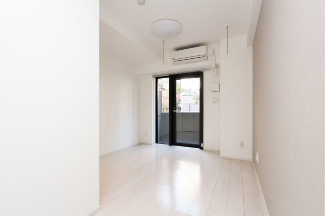 居室・リビング　参考写真（同物件別部屋）