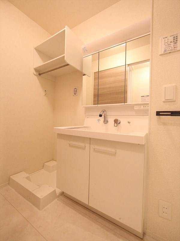洗面設備　脱衣所　独立洗面台（シャンプードレッサー付）収納スペース有