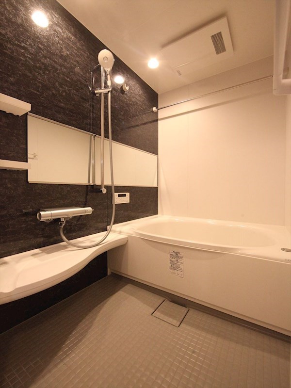 バス・シャワールーム　浴室暖房乾燥機付　追い焚き・オートバス機能付お風呂