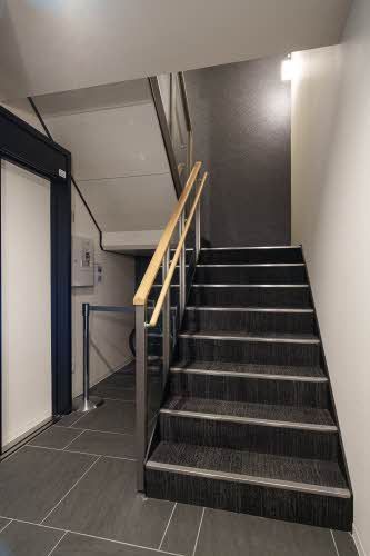 建物外観　建物内階段