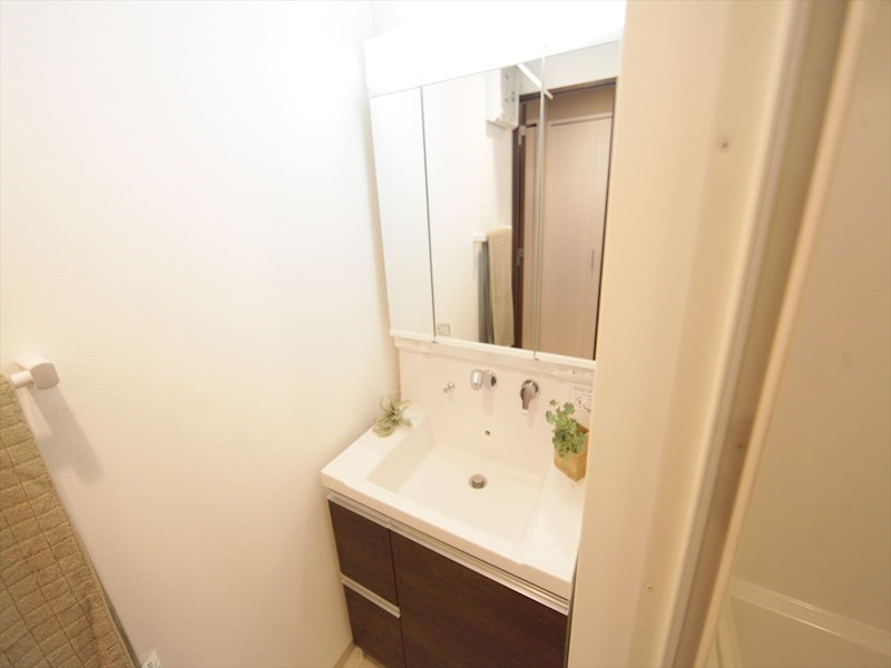 洗面設備　脱衣所　独立洗面台（シャンプードレッサー付）収納スペース有